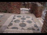 02116 ostia - regio ii - insula viii - domus di apuleio (ii,viii,5) - raum k - oestlicher teil - geometisches mosaik - blick ri raum (norden) q - 2019.jpg